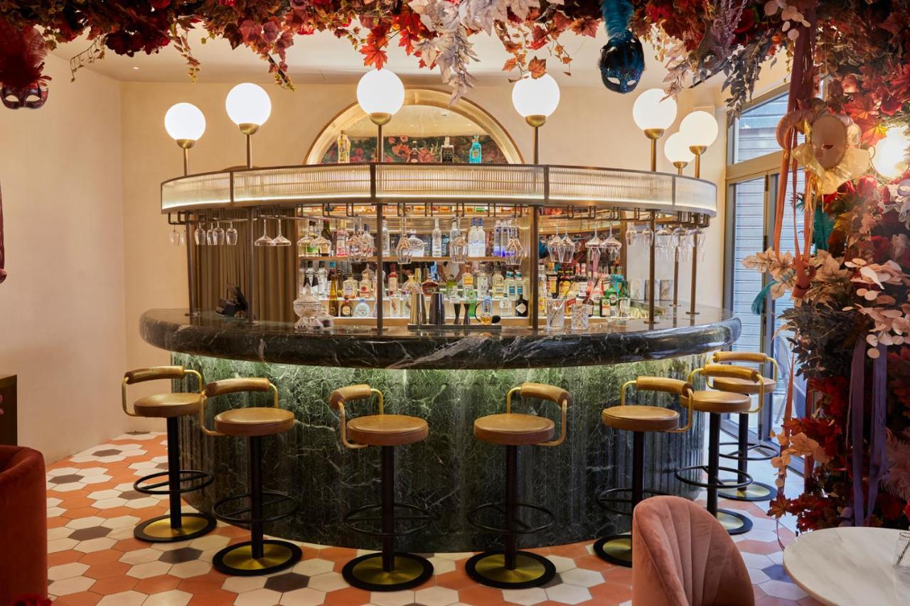 Gatsby Athens Hotel ภายนอก รูปภาพ The bar at the restaurant