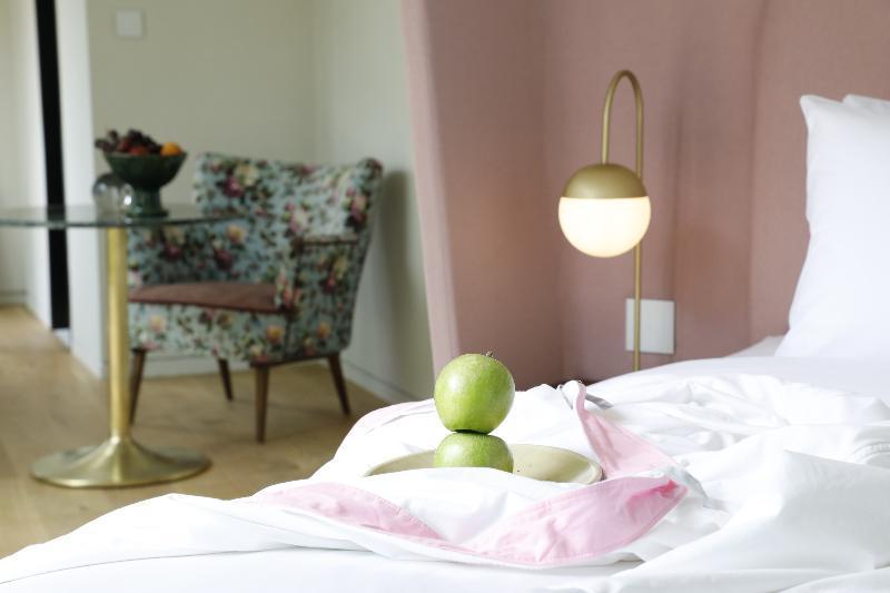 Gatsby Athens Hotel ภายนอก รูปภาพ A bedroom with a floor lamp